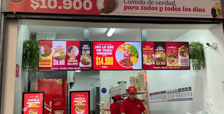 Fachada de MUY C.C. Portal 80